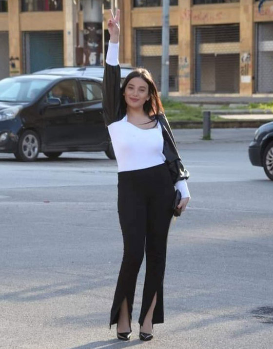 فيديو: سالي حافظ تقتحم بنك لبنان وتحتجز رهائن لتستعيد نقودها! صورة رقم 8 فيديو: سالي حافظ تقتحم بنك لبنان وتحتجز رهائن لتستعيد نقودها! صورة رقم 8