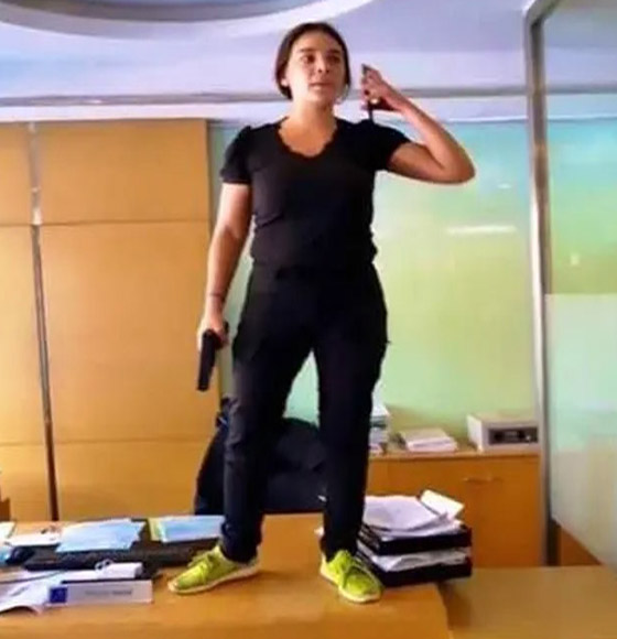 فيديو: سالي حافظ تقتحم بنك لبنان وتحتجز رهائن لتستعيد نقودها! صورة رقم 13 فيديو: سالي حافظ تقتحم بنك لبنان وتحتجز رهائن لتستعيد نقودها! صورة رقم 13