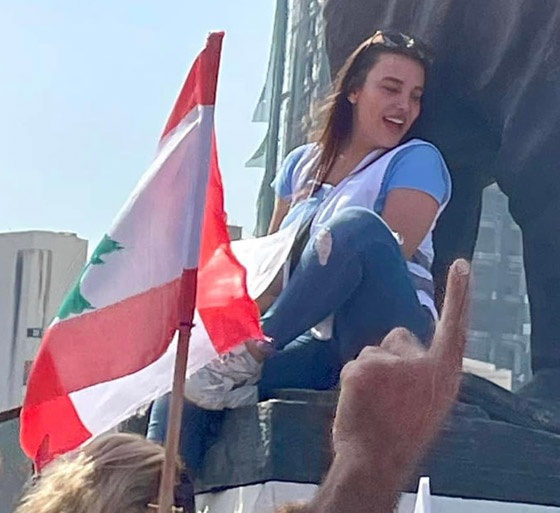 فيديو: سالي حافظ تقتحم بنك لبنان وتحتجز رهائن لتستعيد نقودها! صورة رقم 9 فيديو: سالي حافظ تقتحم بنك لبنان وتحتجز رهائن لتستعيد نقودها! صورة رقم 9