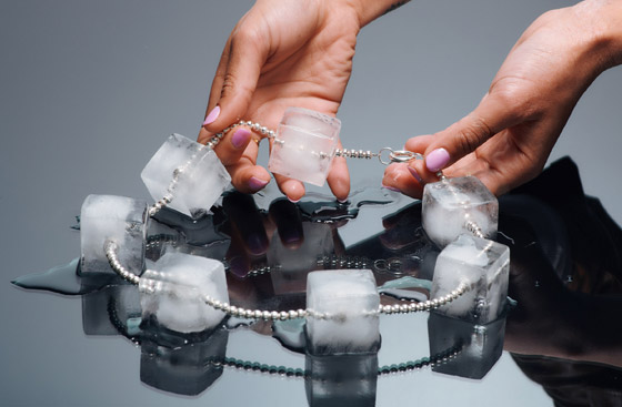 تذوب بـ30 دقيقة! سعودية تساهم بتصميم قلادة من مكعبات الثلج لمحاربة الحر صورة رقم 1 تذوب بـ30 دقيقة! سعودية تساهم بتصميم قلادة من مكعبات الثلج لمحاربة الحر صورة رقم 1