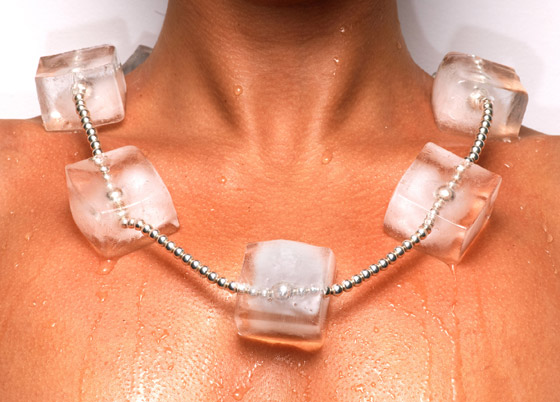 تذوب بـ30 دقيقة! سعودية تساهم بتصميم قلادة من مكعبات الثلج لمحاربة الحر صورة رقم 3 تذوب بـ30 دقيقة! سعودية تساهم بتصميم قلادة من مكعبات الثلج لمحاربة الحر صورة رقم 3