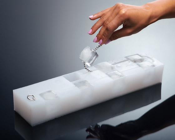 تذوب بـ30 دقيقة! سعودية تساهم بتصميم قلادة من مكعبات الثلج لمحاربة الحر صورة رقم 4 تذوب بـ30 دقيقة! سعودية تساهم بتصميم قلادة من مكعبات الثلج لمحاربة الحر صورة رقم 4