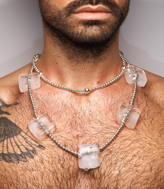 تذوب بـ30 دقيقة! سعودية تساهم بتصميم قلادة من مكعبات الثلج لمحاربة الحر صورة رقم 5 تذوب بـ30 دقيقة! سعودية تساهم بتصميم قلادة من مكعبات الثلج لمحاربة الحر صورة رقم 5