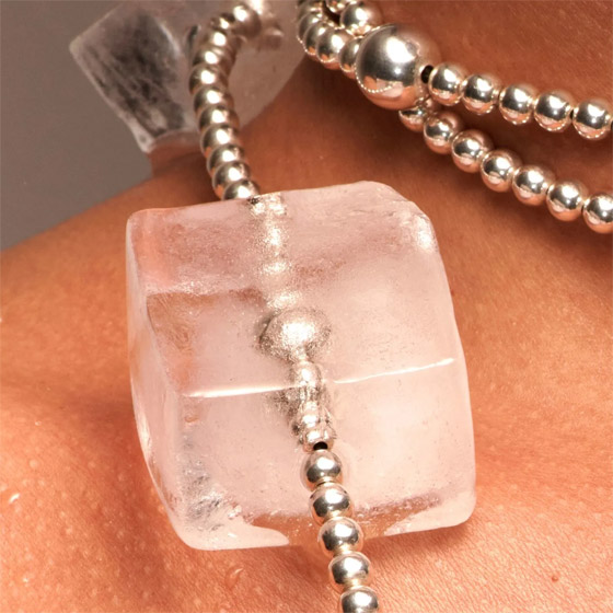 تذوب بـ30 دقيقة! سعودية تساهم بتصميم قلادة من مكعبات الثلج لمحاربة الحر صورة رقم 7 تذوب بـ30 دقيقة! سعودية تساهم بتصميم قلادة من مكعبات الثلج لمحاربة الحر صورة رقم 7