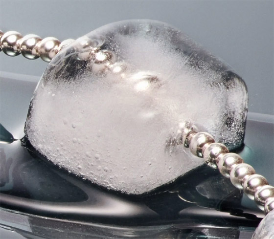 تذوب بـ30 دقيقة! سعودية تساهم بتصميم قلادة من مكعبات الثلج لمحاربة الحر صورة رقم 8 تذوب بـ30 دقيقة! سعودية تساهم بتصميم قلادة من مكعبات الثلج لمحاربة الحر صورة رقم 8