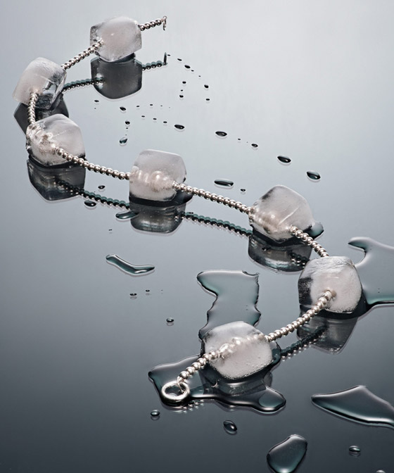 تذوب بـ30 دقيقة! سعودية تساهم بتصميم قلادة من مكعبات الثلج لمحاربة الحر صورة رقم 9 تذوب بـ30 دقيقة! سعودية تساهم بتصميم قلادة من مكعبات الثلج لمحاربة الحر صورة رقم 9