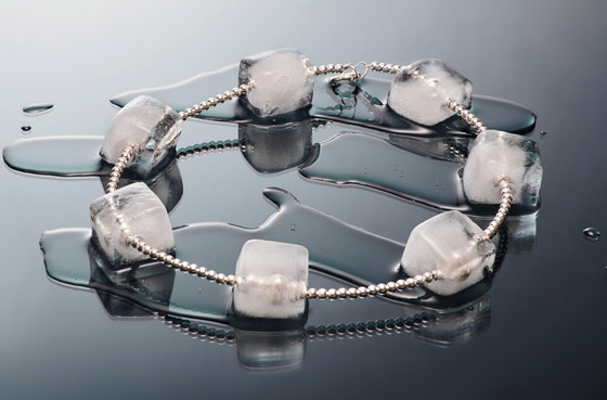 تذوب بـ30 دقيقة! سعودية تساهم بتصميم قلادة من مكعبات الثلج لمحاربة الحر صورة رقم 10 تذوب بـ30 دقيقة! سعودية تساهم بتصميم قلادة من مكعبات الثلج لمحاربة الحر صورة رقم 10