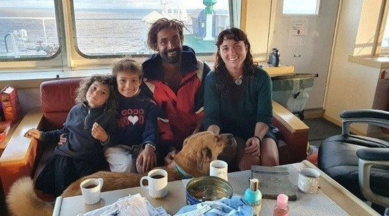 صور :عائلة تنجو من الغرق بأعجوبة بعد اصطدام قاربها بحوت صورة رقم 1 صور :عائلة تنجو من الغرق بأعجوبة بعد اصطدام قاربها بحوت صورة رقم 1