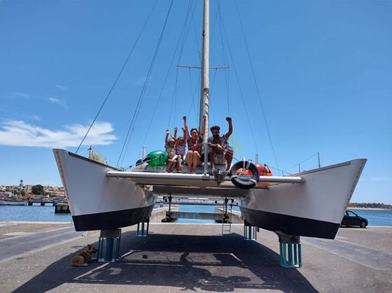 صور :عائلة تنجو من الغرق بأعجوبة بعد اصطدام قاربها بحوت صورة رقم 4 صور :عائلة تنجو من الغرق بأعجوبة بعد اصطدام قاربها بحوت صورة رقم 4