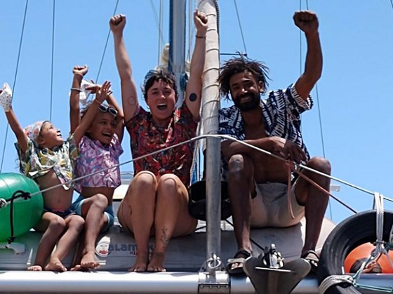 صور :عائلة تنجو من الغرق بأعجوبة بعد اصطدام قاربها بحوت صورة رقم 5 صور :عائلة تنجو من الغرق بأعجوبة بعد اصطدام قاربها بحوت صورة رقم 5