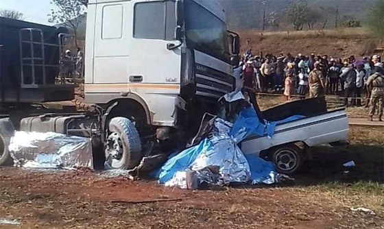 فيديو: شاحنة عملاقة تحطم سيارة بجنوب أفريقيا وتقتل 21 بينهم 19 طفلا صورة رقم 6 فيديو: شاحنة عملاقة تحطم سيارة بجنوب أفريقيا وتقتل 21 بينهم 19 طفلا صورة رقم 6