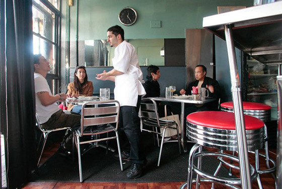 صور : أصغر مطاعم العالم.. قائمة غريبة ومعلومات مثيرة صورة رقم 2 صور : أصغر مطاعم العالم.. قائمة غريبة ومعلومات مثيرة صورة رقم 2