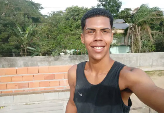 غريب!...يمضي 4 ساعات في اليوم محاولاً أن يشبه دمية كين صورة رقم 5