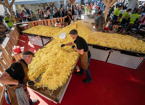 سويسرا تسجل رقما عالميا لأكبر فطيرة روستي صورة رقم 1