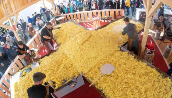 سويسرا تسجل رقما عالميا لأكبر فطيرة روستي صورة رقم 5