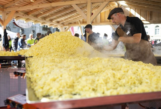 سويسرا تسجل رقما عالميا لأكبر فطيرة روستي صورة رقم 3