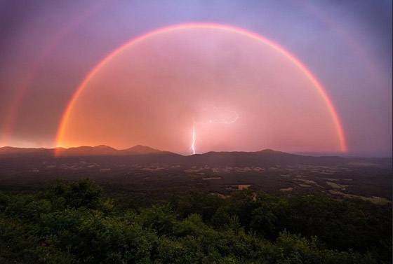 توقيت مثالي.. صورة مذهلة لصاعقة برق داخل قوس قزح مزدوج صورة رقم 1