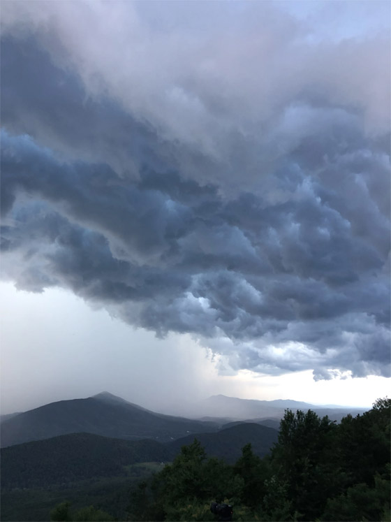 توقيت مثالي.. صورة مذهلة لصاعقة برق داخل قوس قزح مزدوج صورة رقم 3