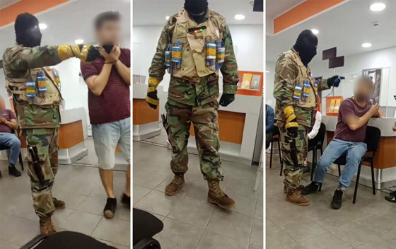فيديو: مسلح يحتجز رهائن في بنك في جورجيا مطالبا بمليوني دولار صورة رقم 1 فيديو: مسلح يحتجز رهائن في بنك في جورجيا مطالبا بمليوني دولار صورة رقم 1