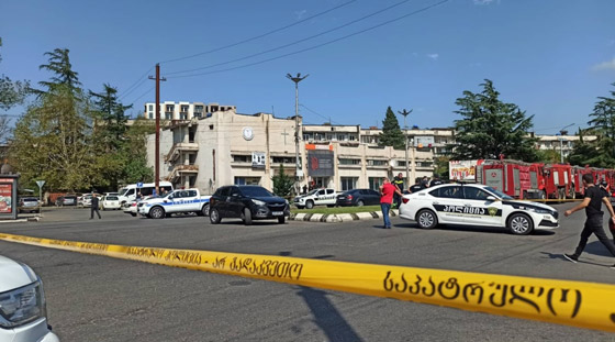 فيديو: مسلح يحتجز رهائن في بنك في جورجيا مطالبا بمليوني دولار صورة رقم 9 فيديو: مسلح يحتجز رهائن في بنك في جورجيا مطالبا بمليوني دولار صورة رقم 9