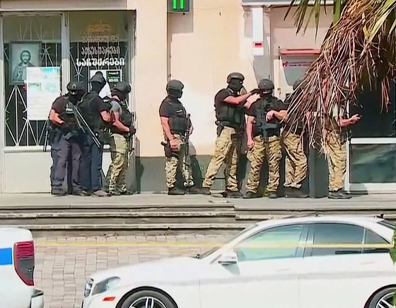 فيديو: مسلح يحتجز رهائن في بنك في جورجيا مطالبا بمليوني دولار صورة رقم 5 فيديو: مسلح يحتجز رهائن في بنك في جورجيا مطالبا بمليوني دولار صورة رقم 5