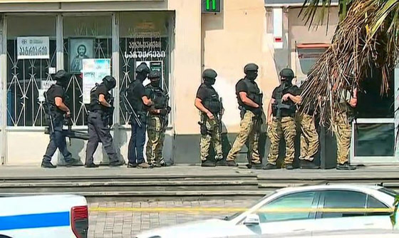 فيديو: مسلح يحتجز رهائن في بنك في جورجيا مطالبا بمليوني دولار صورة رقم 10 فيديو: مسلح يحتجز رهائن في بنك في جورجيا مطالبا بمليوني دولار صورة رقم 10