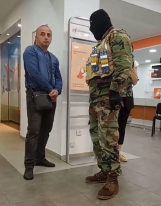 فيديو: مسلح يحتجز رهائن في بنك في جورجيا مطالبا بمليوني دولار صورة رقم 6 فيديو: مسلح يحتجز رهائن في بنك في جورجيا مطالبا بمليوني دولار صورة رقم 6