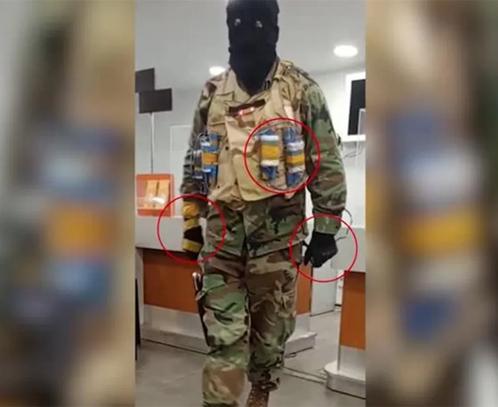 فيديو: مسلح يحتجز رهائن في بنك في جورجيا مطالبا بمليوني دولار صورة رقم 7 فيديو: مسلح يحتجز رهائن في بنك في جورجيا مطالبا بمليوني دولار صورة رقم 7