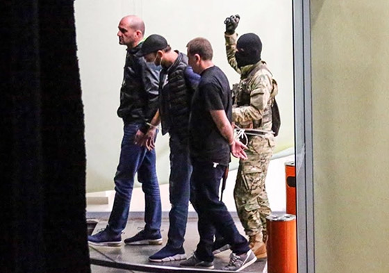 فيديو: مسلح يحتجز رهائن في بنك في جورجيا مطالبا بمليوني دولار صورة رقم 8 فيديو: مسلح يحتجز رهائن في بنك في جورجيا مطالبا بمليوني دولار صورة رقم 8