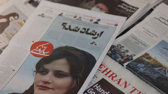 إيرانيات تحرقن أغطية رؤوسهن خلال مظاهرات واحتجاجات معادية للحجاب صورة رقم 10 إيرانيات تحرقن أغطية رؤوسهن خلال مظاهرات واحتجاجات معادية للحجاب صورة رقم 10