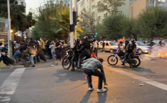 إيرانيات تحرقن أغطية رؤوسهن خلال مظاهرات واحتجاجات معادية للحجاب صورة رقم 14 إيرانيات تحرقن أغطية رؤوسهن خلال مظاهرات واحتجاجات معادية للحجاب صورة رقم 14
