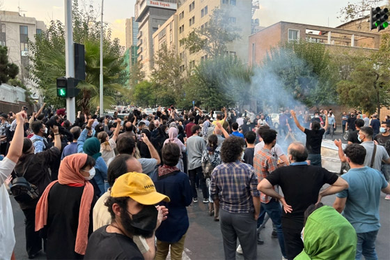 إيرانيات تحرقن أغطية رؤوسهن خلال مظاهرات واحتجاجات معادية للحجاب صورة رقم 18 إيرانيات تحرقن أغطية رؤوسهن خلال مظاهرات واحتجاجات معادية للحجاب صورة رقم 18
