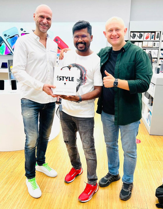 رجل هندي يسافر لدبي لشراء آيفون 14 الجديد قبل طرحه بساعات في بلاده صورة رقم 4