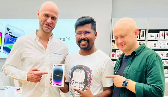 رجل هندي يسافر لدبي لشراء آيفون 14 الجديد قبل طرحه بساعات في بلاده صورة رقم 1