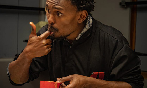 مثلجات مع الأسماك المجففة والفلفل الحار.. هذا ما يقدمه متجر بأفريقيا! صورة رقم 5