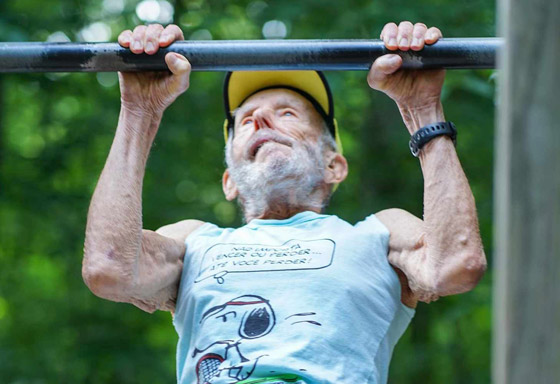 حقق 4 أرقام قياسية.. عداء عمره 100 عام يتمتع بصحة شاب بالعشرينات صورة رقم 4