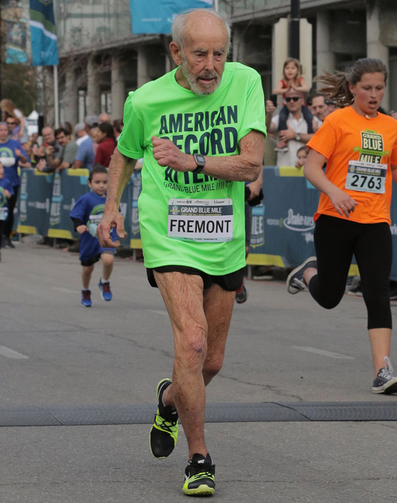 حقق 4 أرقام قياسية.. عداء عمره 100 عام يتمتع بصحة شاب بالعشرينات صورة رقم 5