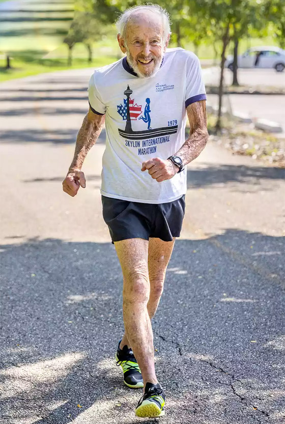 حقق 4 أرقام قياسية.. عداء عمره 100 عام يتمتع بصحة شاب بالعشرينات صورة رقم 1