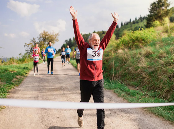 حقق 4 أرقام قياسية.. عداء عمره 100 عام يتمتع بصحة شاب بالعشرينات صورة رقم 11