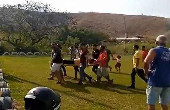 فيديو: طائرة تصطدم بأسلاك الكهرباء وتتحطم ومفاجأة بعد ذلك! صورة رقم 7 فيديو: طائرة تصطدم بأسلاك الكهرباء وتتحطم ومفاجأة بعد ذلك! صورة رقم 7