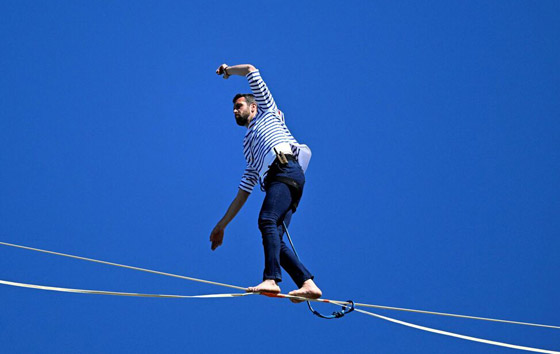 فيديو: مغامر فرنسي يحطم رقما قياسيا بالسير على حبل معلق بالهواء! صورة رقم 10