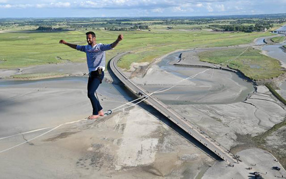 فيديو: مغامر فرنسي يحطم رقما قياسيا بالسير على حبل معلق بالهواء! صورة رقم 11