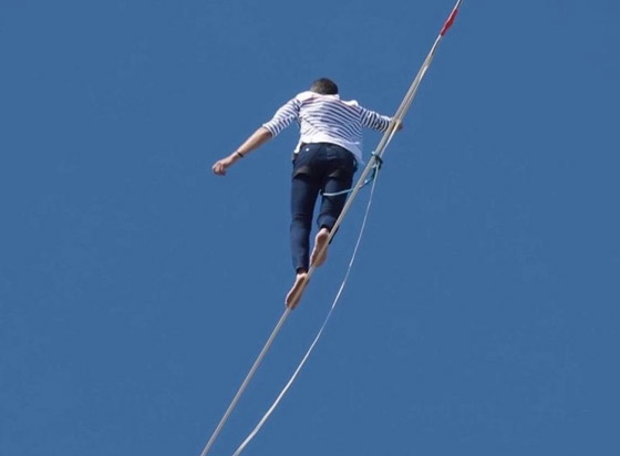 فيديو: مغامر فرنسي يحطم رقما قياسيا بالسير على حبل معلق بالهواء! صورة رقم 12