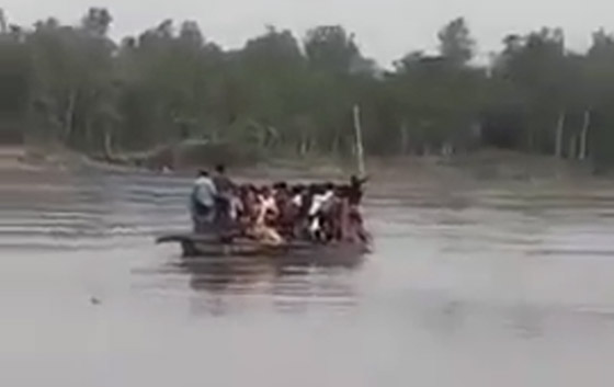 مصرع 24 وفقدان آخرون.. لقطات مروعة لغرق قارب عليه عشرات الأشخاص صورة رقم 1 مصرع 24 وفقدان آخرون.. لقطات مروعة لغرق قارب عليه عشرات الأشخاص صورة رقم 1