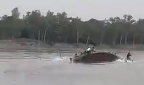 مصرع 24 وفقدان آخرون.. لقطات مروعة لغرق قارب عليه عشرات الأشخاص صورة رقم 3 مصرع 24 وفقدان آخرون.. لقطات مروعة لغرق قارب عليه عشرات الأشخاص صورة رقم 3