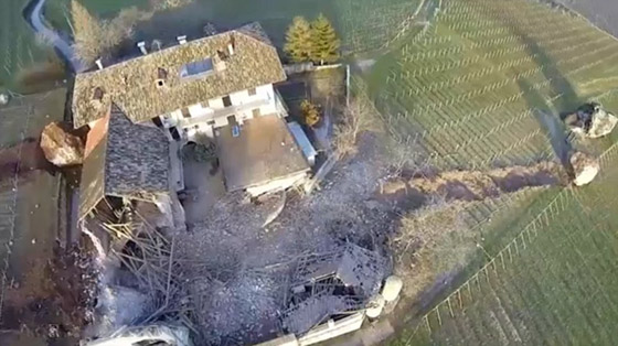 فيديو وصور: صخرة ضخمة تدمر منزلا تاريخيا عمره 300 عام في إيطاليا صورة رقم 5 فيديو وصور: صخرة ضخمة تدمر منزلا تاريخيا عمره 300 عام في إيطاليا صورة رقم 5