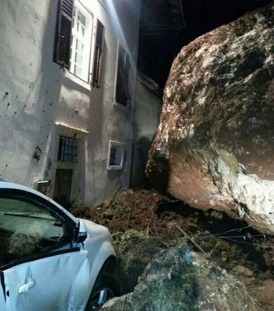 فيديو وصور: صخرة ضخمة تدمر منزلا تاريخيا عمره 300 عام في إيطاليا صورة رقم 12 فيديو وصور: صخرة ضخمة تدمر منزلا تاريخيا عمره 300 عام في إيطاليا صورة رقم 12