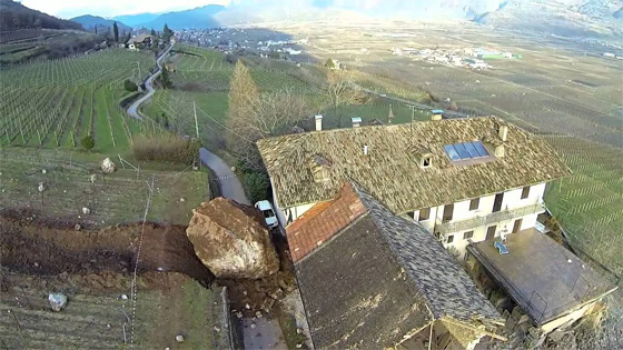 فيديو وصور: صخرة ضخمة تدمر منزلا تاريخيا عمره 300 عام في إيطاليا صورة رقم 13 فيديو وصور: صخرة ضخمة تدمر منزلا تاريخيا عمره 300 عام في إيطاليا صورة رقم 13