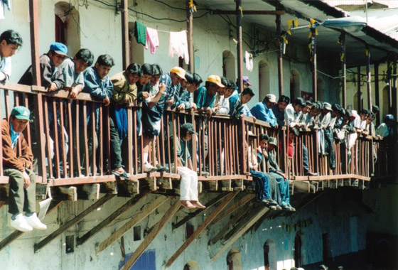 لا وجود للشرطة ويعيش السجناء مع عائلاتهم! تعرفوا إلى أغرب سجن بالعالم صورة رقم 8