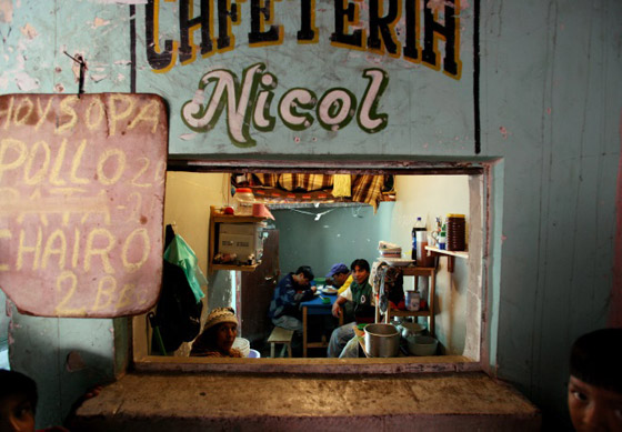 لا وجود للشرطة ويعيش السجناء مع عائلاتهم! تعرفوا إلى أغرب سجن بالعالم صورة رقم 10